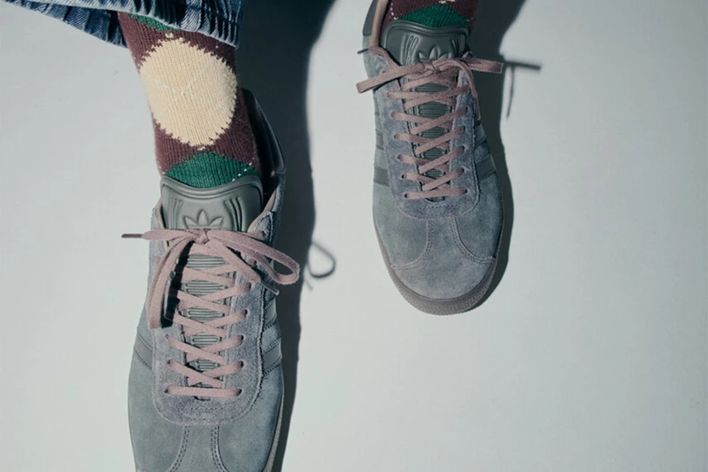大人の足元を格上げする。green label relaxing別注のadidas GAZELLE OGは、深みのあるチャコールグレーが狙い目