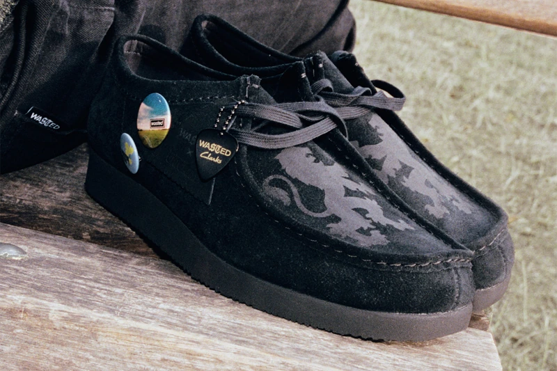 90年代ブリットポップの熱狂を纏う。Wasted Paris × Clarks Originalsが放つカスタマイズ可能な「ワラビー」