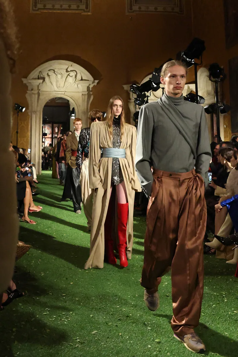 静寂を破る赤とワークウェア！FW26トレンドから読み解く次世代スニーカーの足元