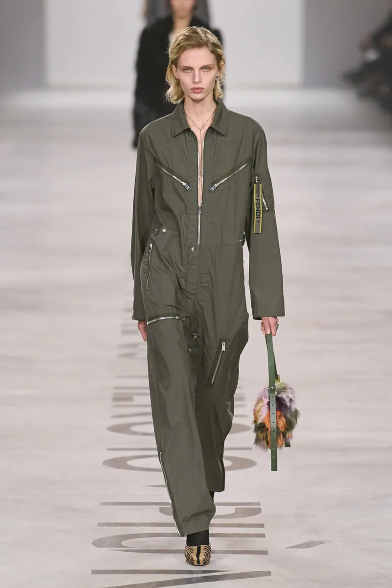 静寂を破る赤とワークウェア！FW26トレンドから読み解く次世代スニーカーの足元