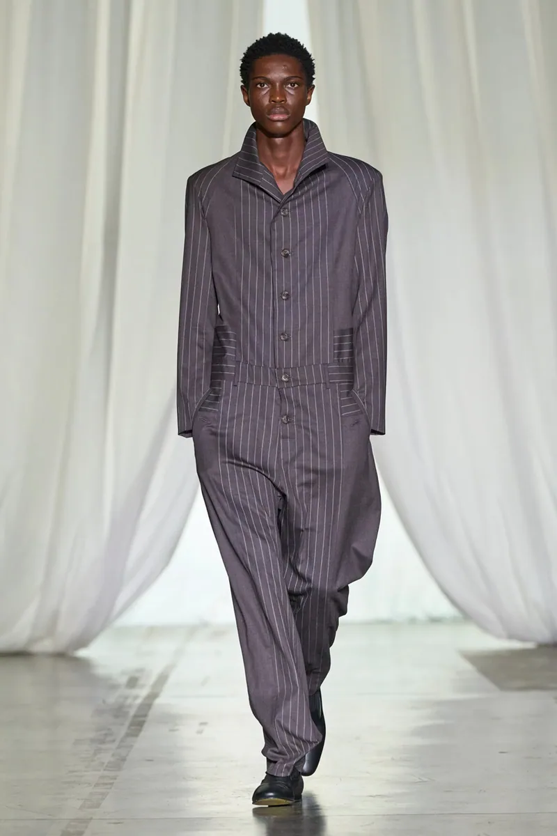 静寂を破る赤とワークウェア！FW26トレンドから読み解く次世代スニーカーの足元