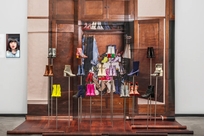 メゾン マルジェラ、唯一無二の「タビ」シューズに捧げるコレクターズ展を中国・成都で開催！その魅力に迫る