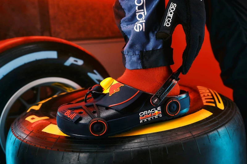 F1マシンの魂を足元に！レッドブル・レーシング × クロックス、常識を覆す異色コラボコレクションが登場