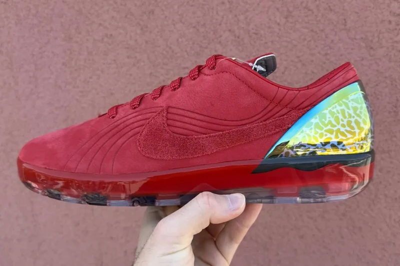 シカゴの情熱とフットボールの伝説が融合！Jordan x Nike Cryoshot Mercurial Vapor 1 "University Red" がストリートへ