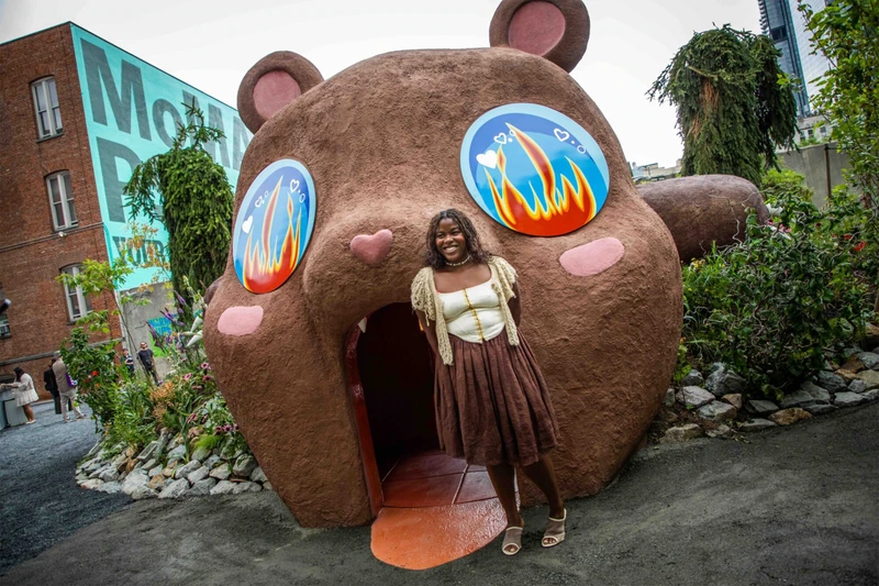 NYのMoMA PS1に巨大なテディベアが出現！アートとカルチャーが交差する異色のインスタレーション