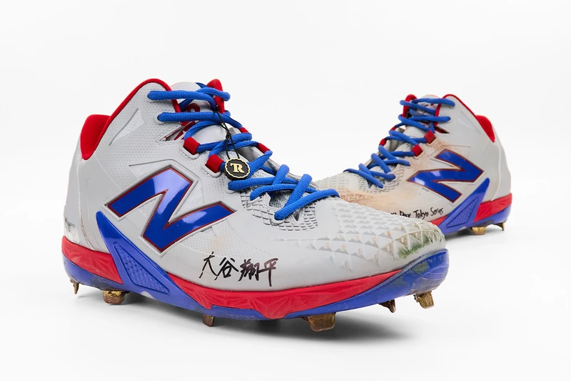 大谷翔平、歴史的東京シリーズ着用「New Balance Ohtani 1」がオークションに！愛犬デコピンと東京ドームの土を宿した一足