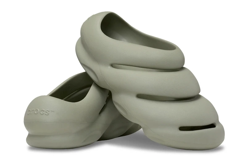 近未来的な造形美。Crocsの新鋭モデル「ROY」にシックなエレファントカラーが登場