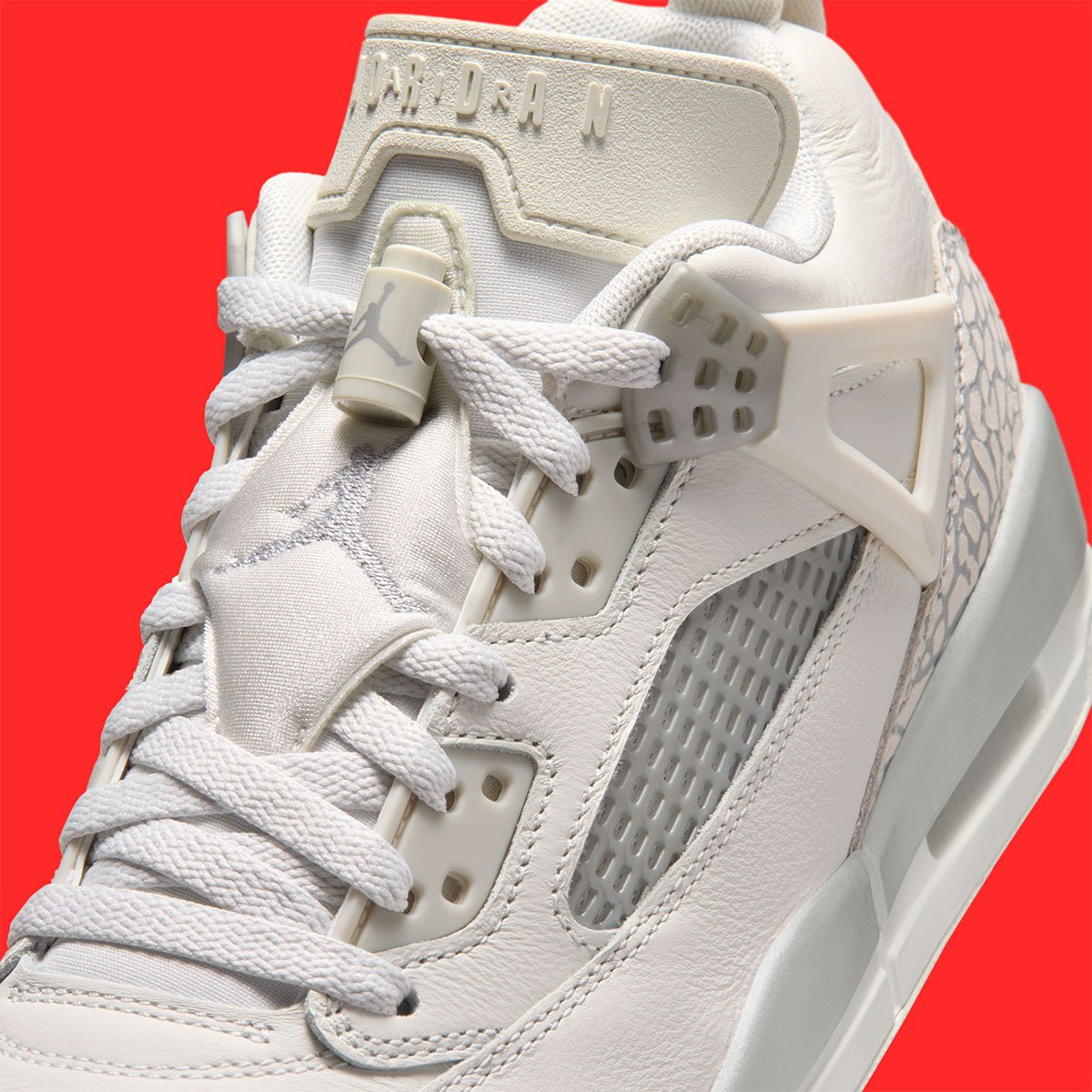 モノクロームのカラーブロッキングがジョーダン スパイジーク ロー “スワン” を特徴づける