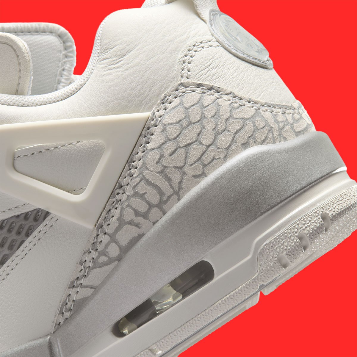 モノクロームのカラーブロッキングがジョーダン スパイジーク ロー “スワン” を特徴づける