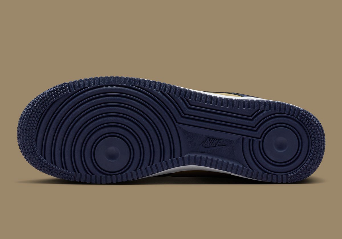 ナイキ エア フォース 1 ローが「パラシュートベージュ」と「オブシディアン」をミックス