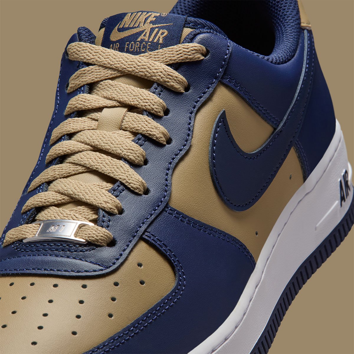 ナイキ エア フォース 1 ローが「パラシュートベージュ」と「オブシディアン」をミックス