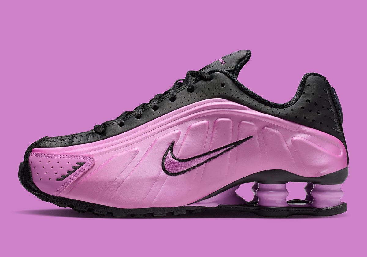 「ライトマゼンタ」がナイキ ショックス R4に登場