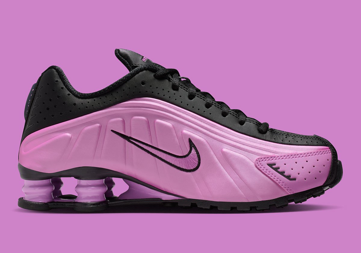 「ライトマゼンタ」がナイキ ショックス R4に登場