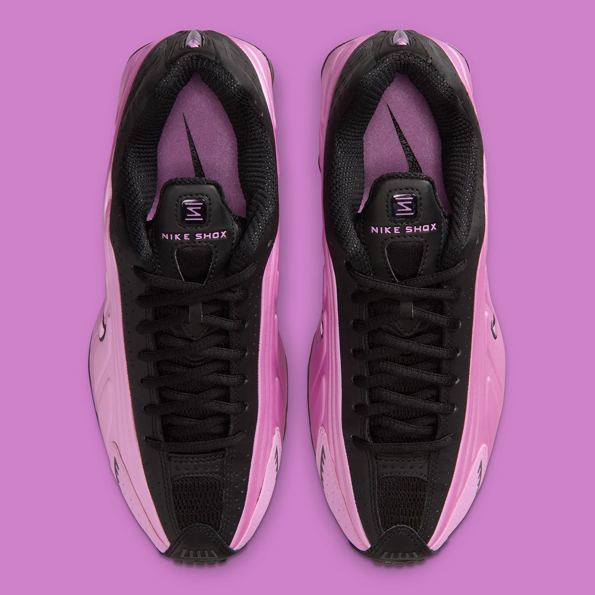 「ライトマゼンタ」がナイキ ショックス R4に登場