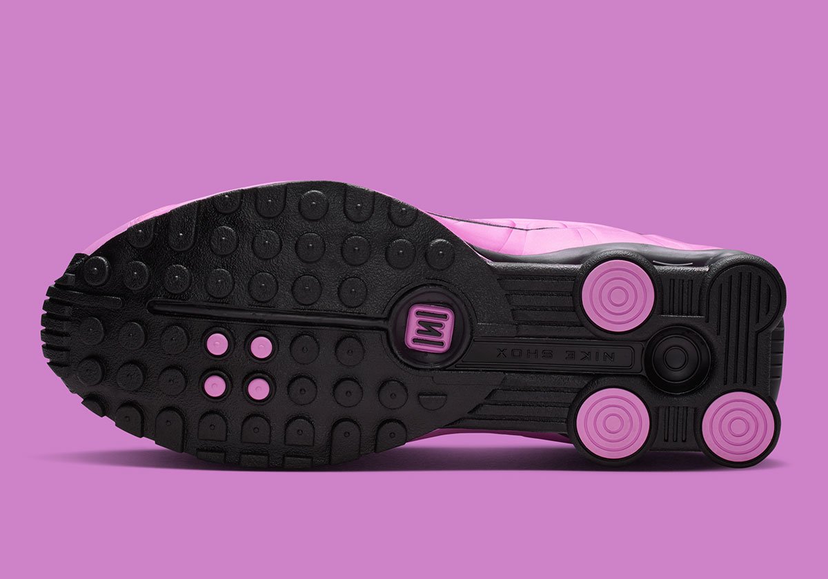 「ライトマゼンタ」がナイキ ショックス R4に登場