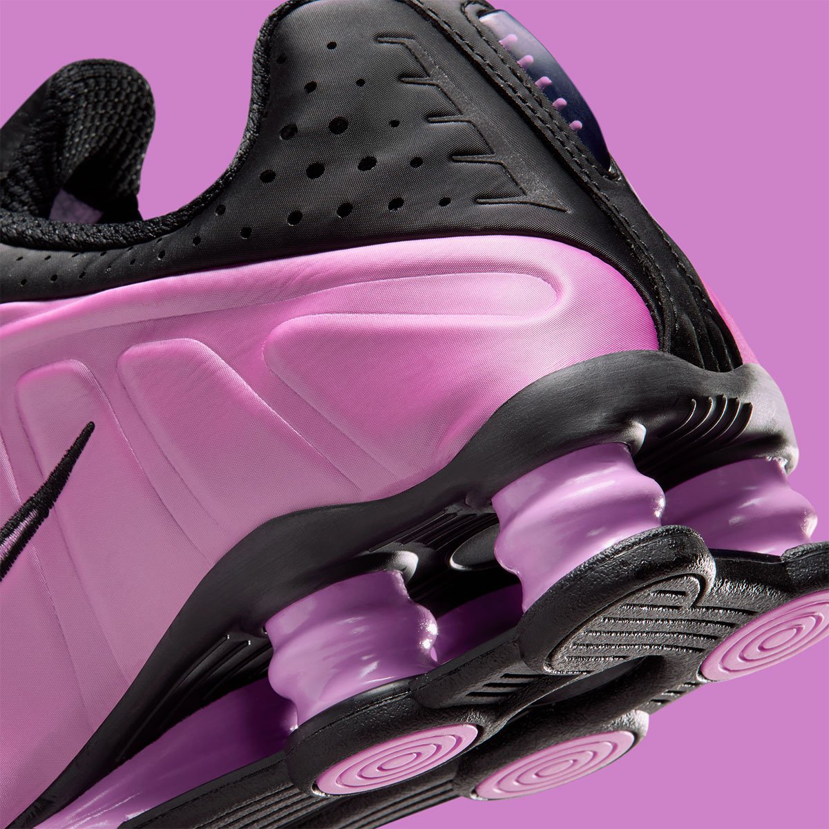 「ライトマゼンタ」がナイキ ショックス R4に登場