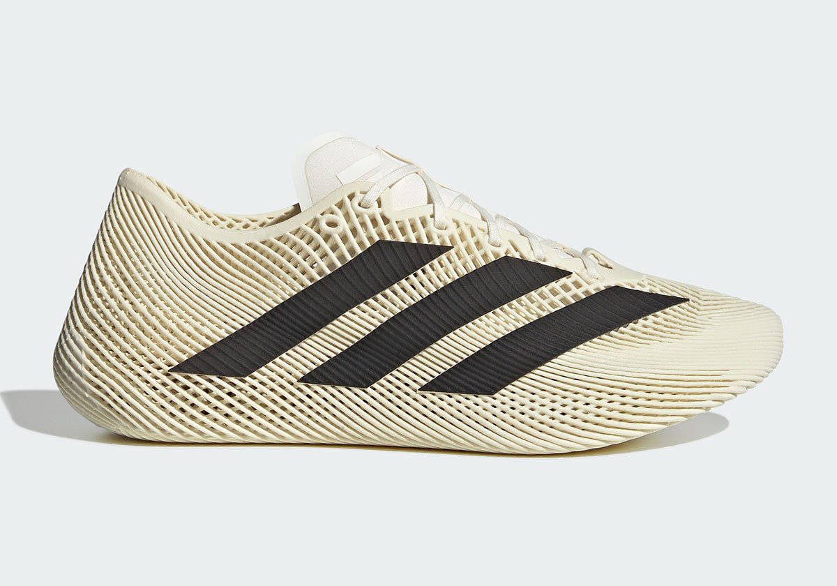 アディダス クライマクール レースドに新色「オフホワイト/ブラック」が登場！未来的な履き心地を追求