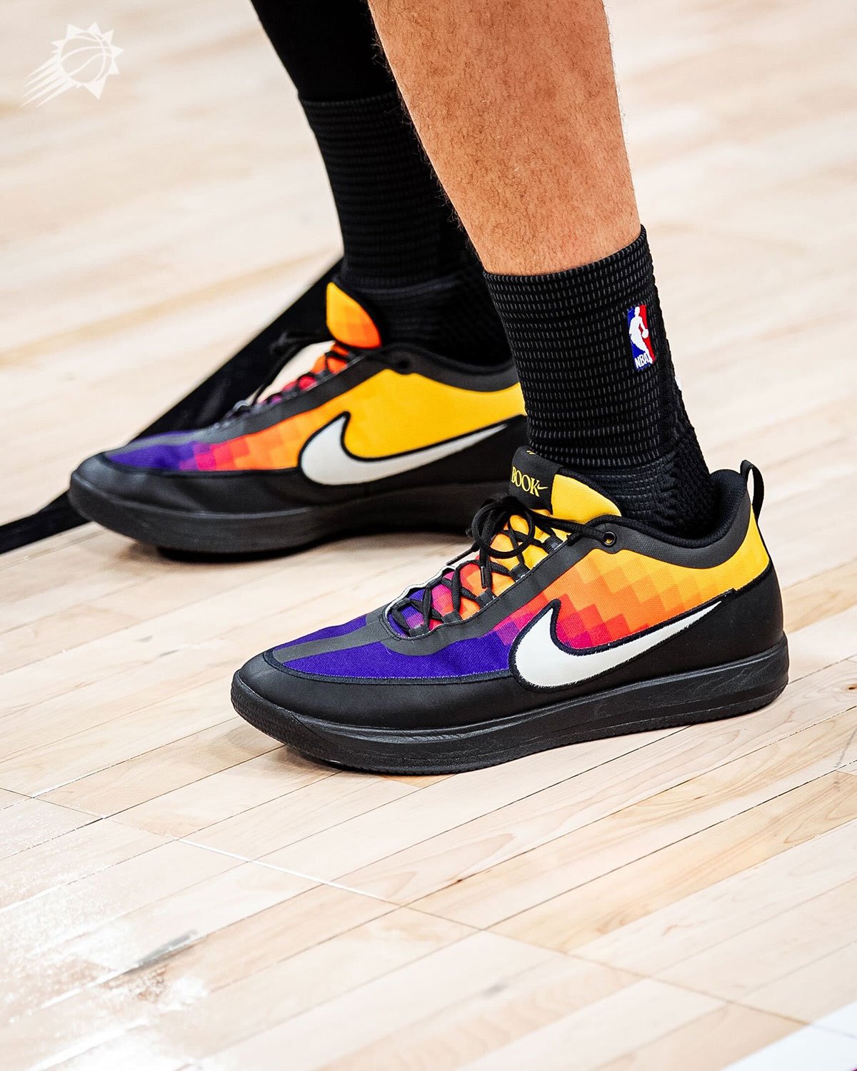 デビン・ブッカー、フェニックスの夕焼けを足元に！Nike Book 2 “The Valley” PEがコートに登場