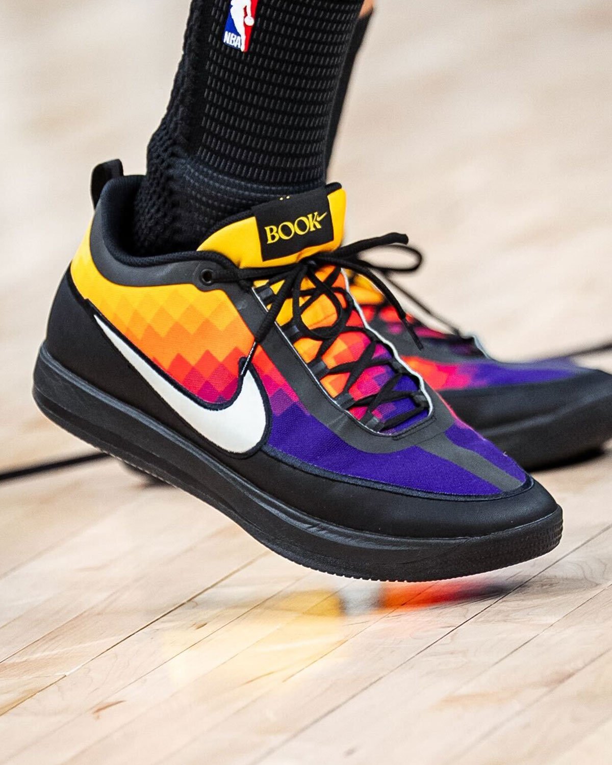 デビン・ブッカー、フェニックスの夕焼けを足元に！Nike Book 2 “The Valley” PEがコートに登場