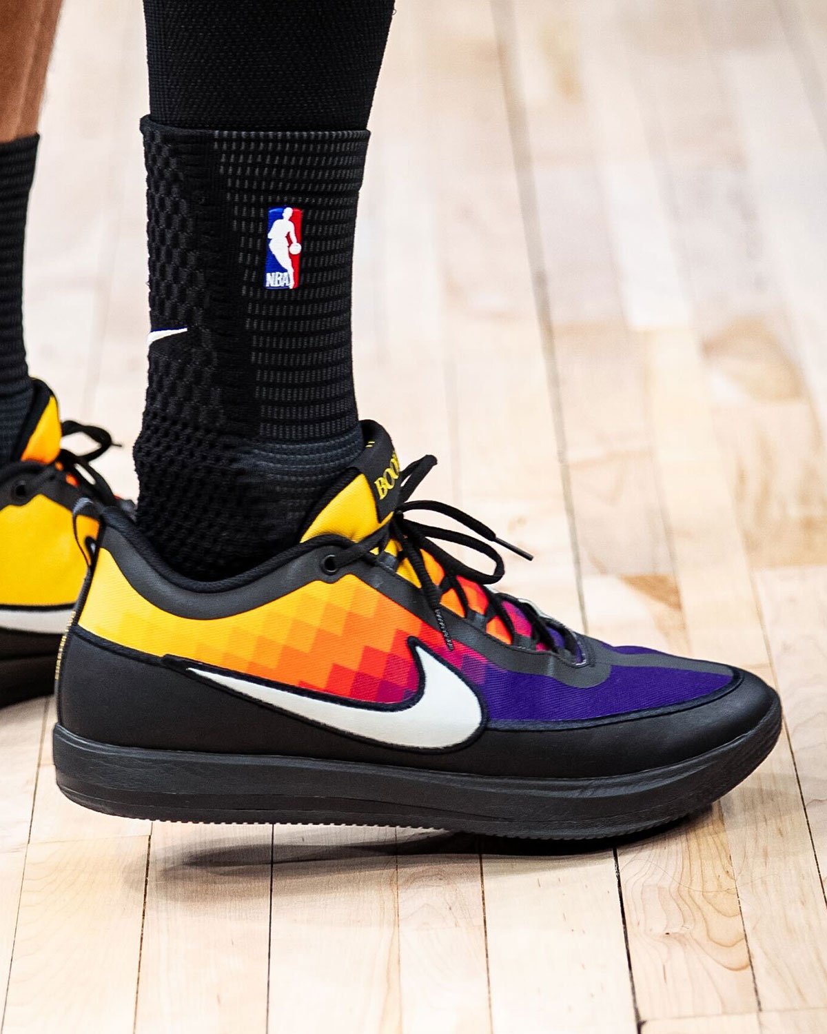 デビン・ブッカー、フェニックスの夕焼けを足元に！Nike Book 2 “The Valley” PEがコートに登場