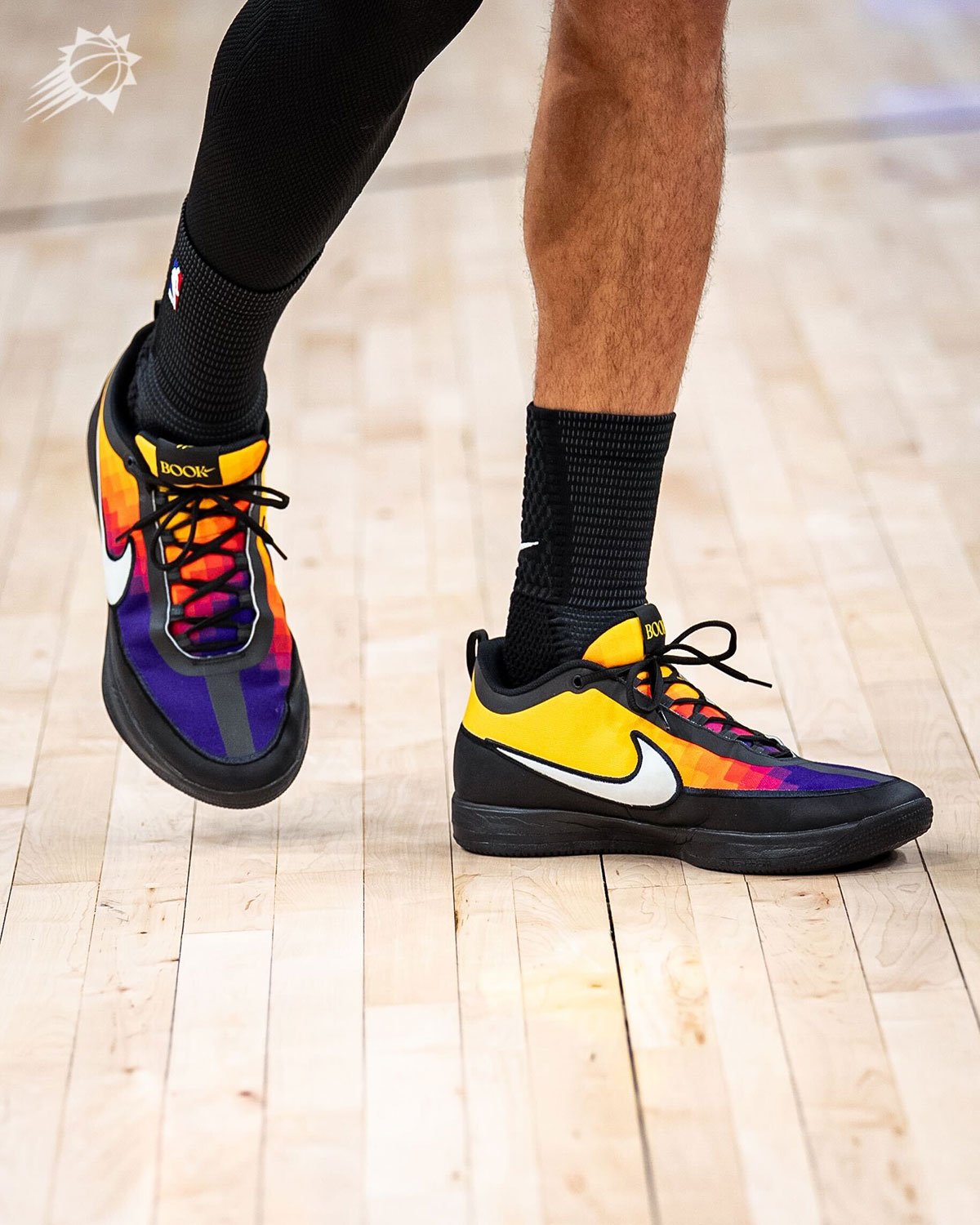 デビン・ブッカー、フェニックスの夕焼けを足元に！Nike Book 2 “The Valley” PEがコートに登場