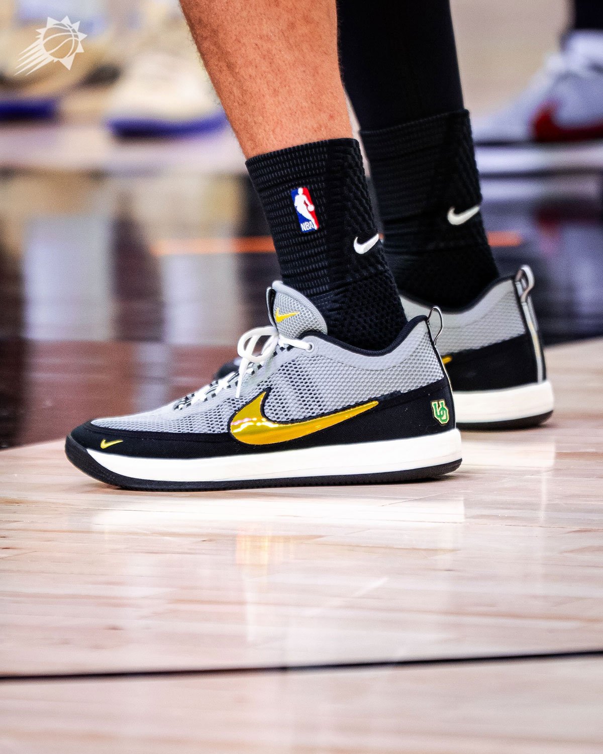 デビン・ブッカー、カレッジPEツアーに新章！「Nike Book 2 "Oregon Ducks"」で魅せる90年代デザインの再解釈