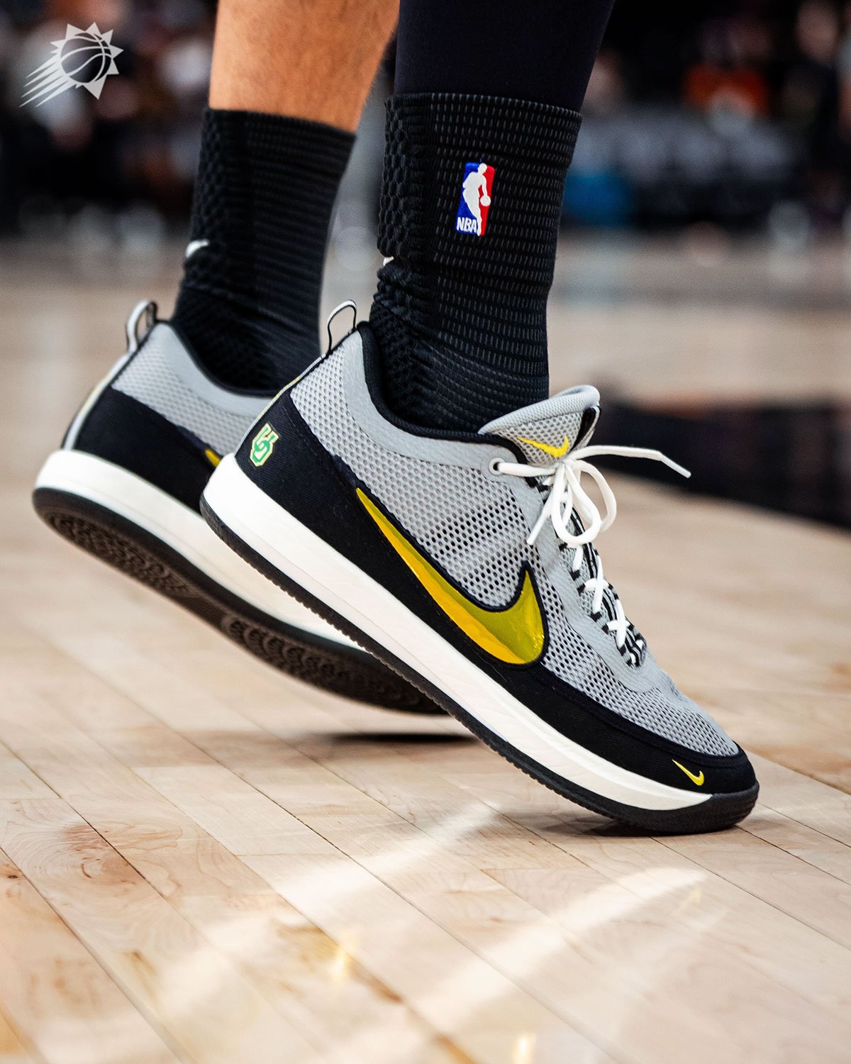 デビン・ブッカー、カレッジPEツアーに新章！「Nike Book 2 "Oregon Ducks"」で魅せる90年代デザインの再解釈