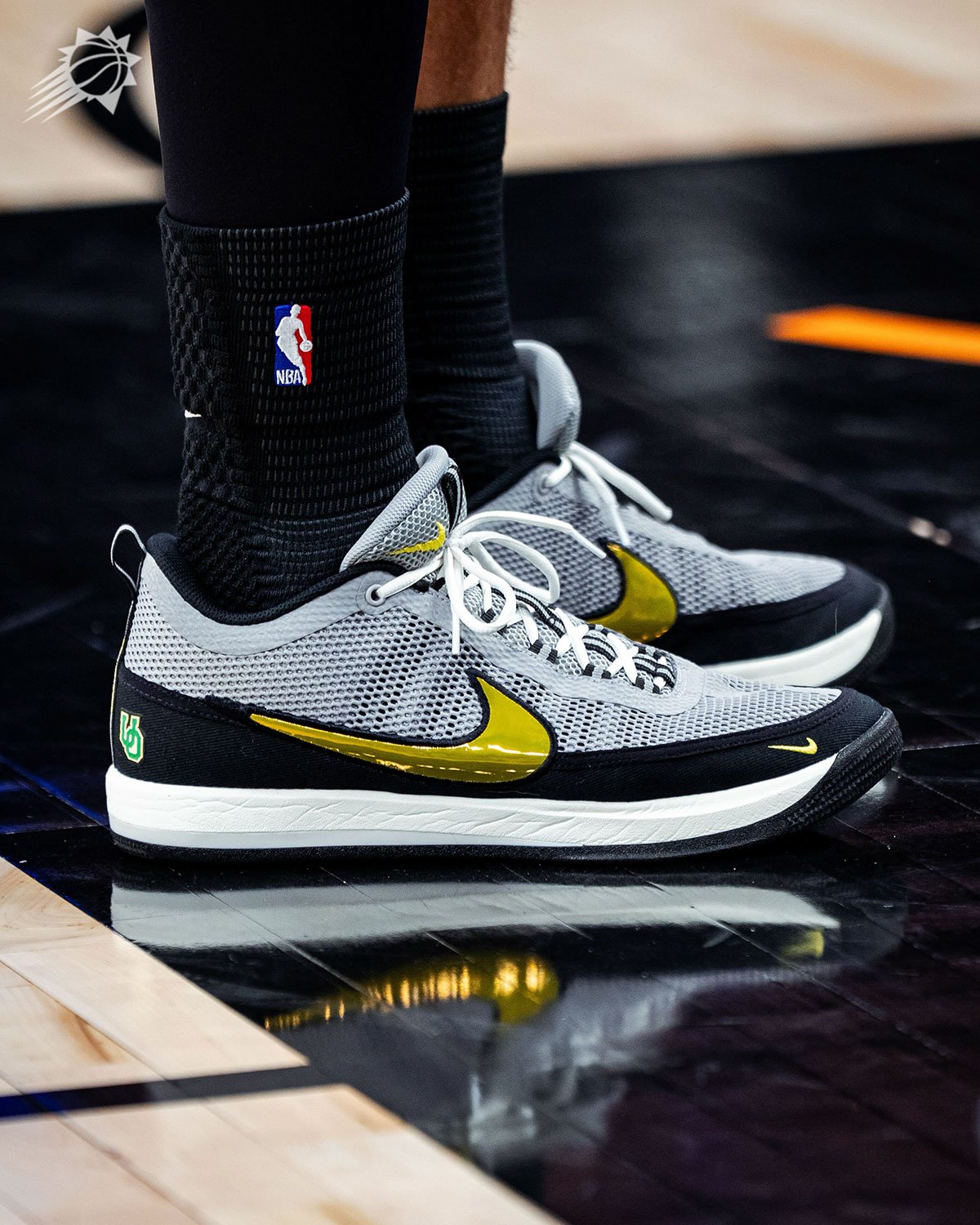 デビン・ブッカー、カレッジPEツアーに新章！「Nike Book 2 "Oregon Ducks"」で魅せる90年代デザインの再解釈