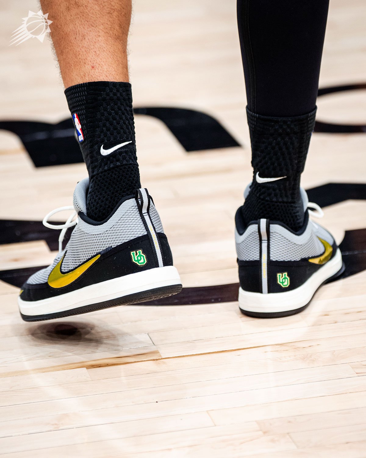 デビン・ブッカー、カレッジPEツアーに新章！「Nike Book 2 "Oregon Ducks"」で魅せる90年代デザインの再解釈