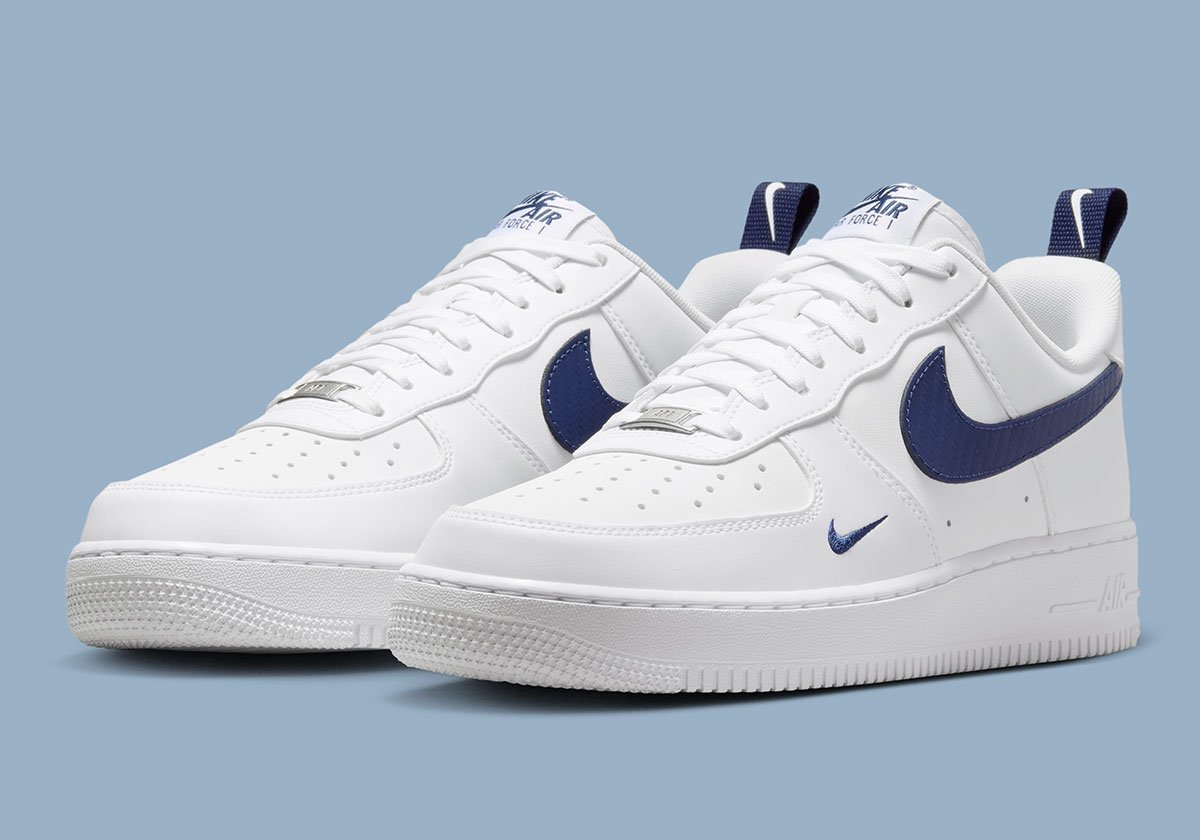 名作AF1に未来的な輝き！カーボンファイバー スウッシュが際立つ新作が登場