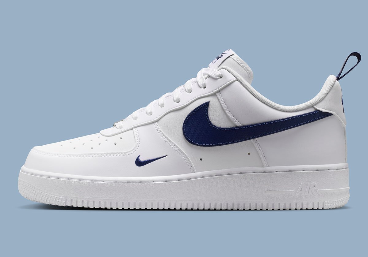 名作AF1に未来的な輝き！カーボンファイバー スウッシュが際立つ新作が登場