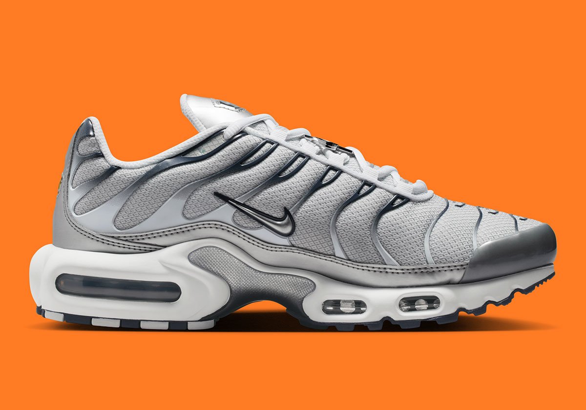 ナイキ エア マックス プラスに輝くリングアクセサリーが登場！足元を飾る新たなジュエリーライクな一足