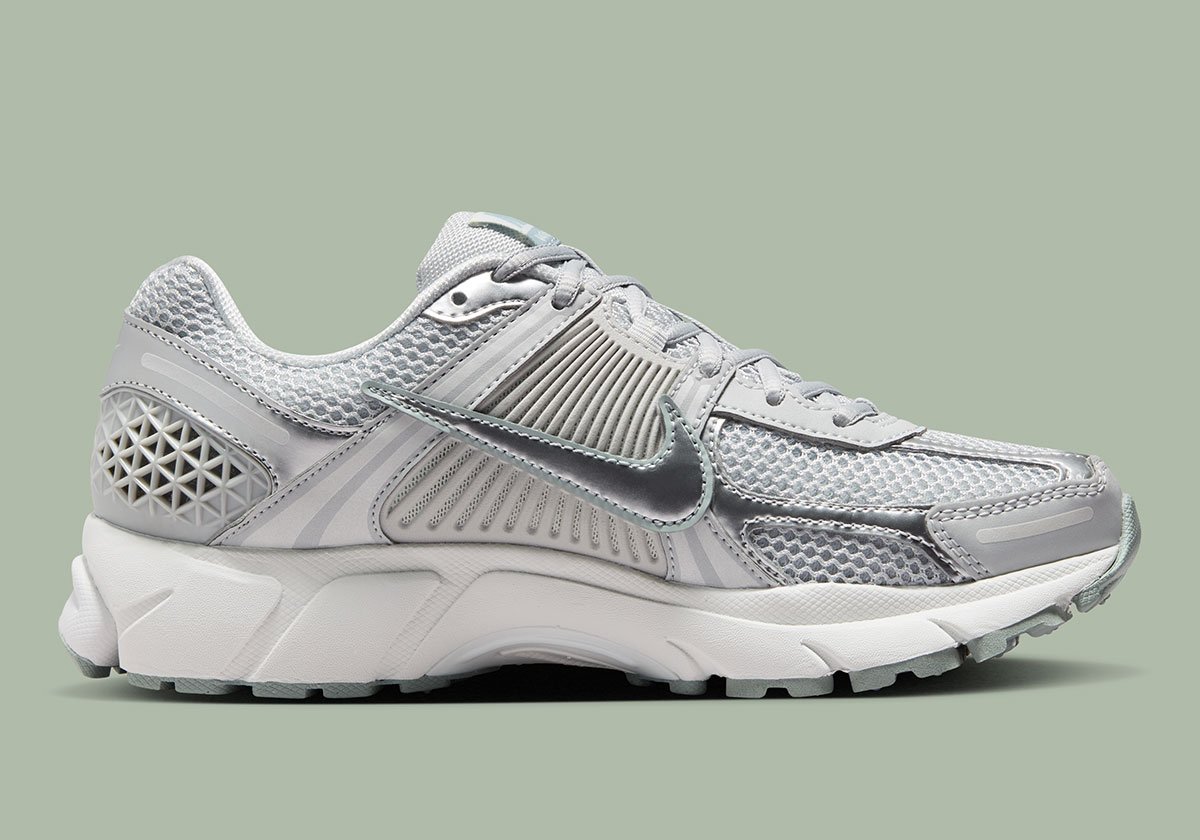 Nike Zoom Vomero 5が再び脚光！定番「Grey Fog」が新シーズンを告げる