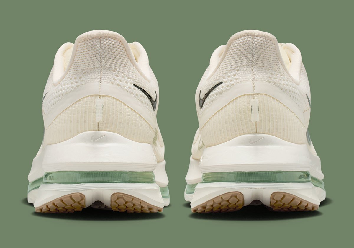 ナイキ ペガサス プレミアムが魅せる新境地：日常に溶け込む上質なナチュラルカラー