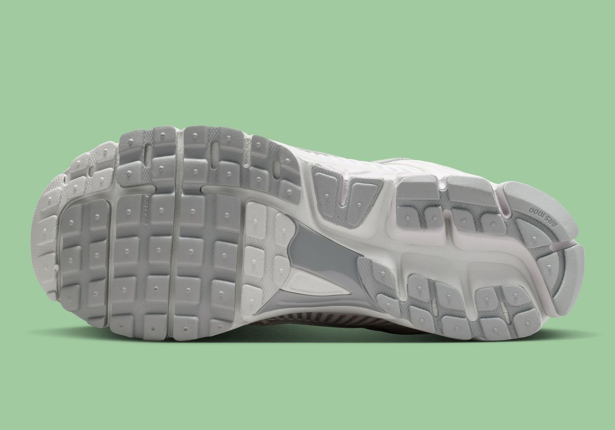 ズーム ボメロ 5に新風！キャンバス素材で魅せる"Vast Grey"が登場