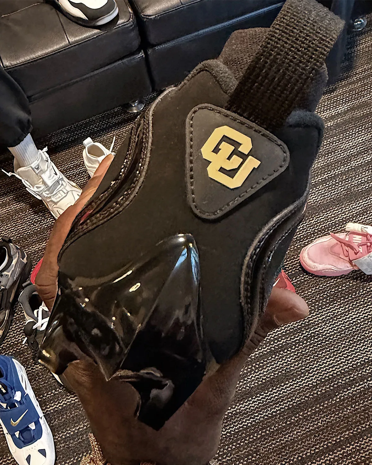 デイオン・サンダースの足元を彩る最新作！「Nike Diamond Turf 2 “Colorado”」がゲームチェンジャーとなるか？