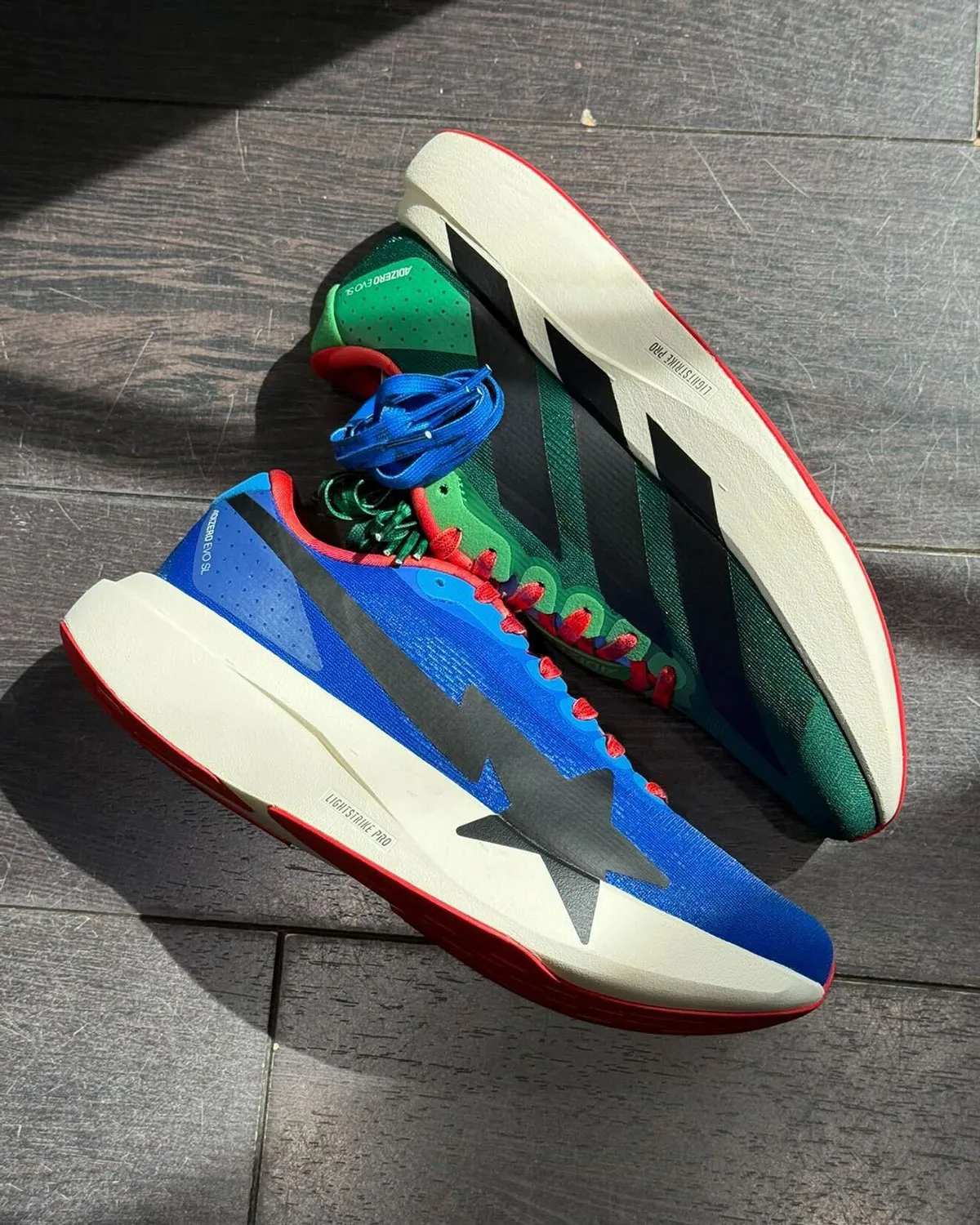 BAPE x adidas Adizero EVO SLに鮮烈な新色登場！左右非対称デザインが魅せる究極のコラボレーション