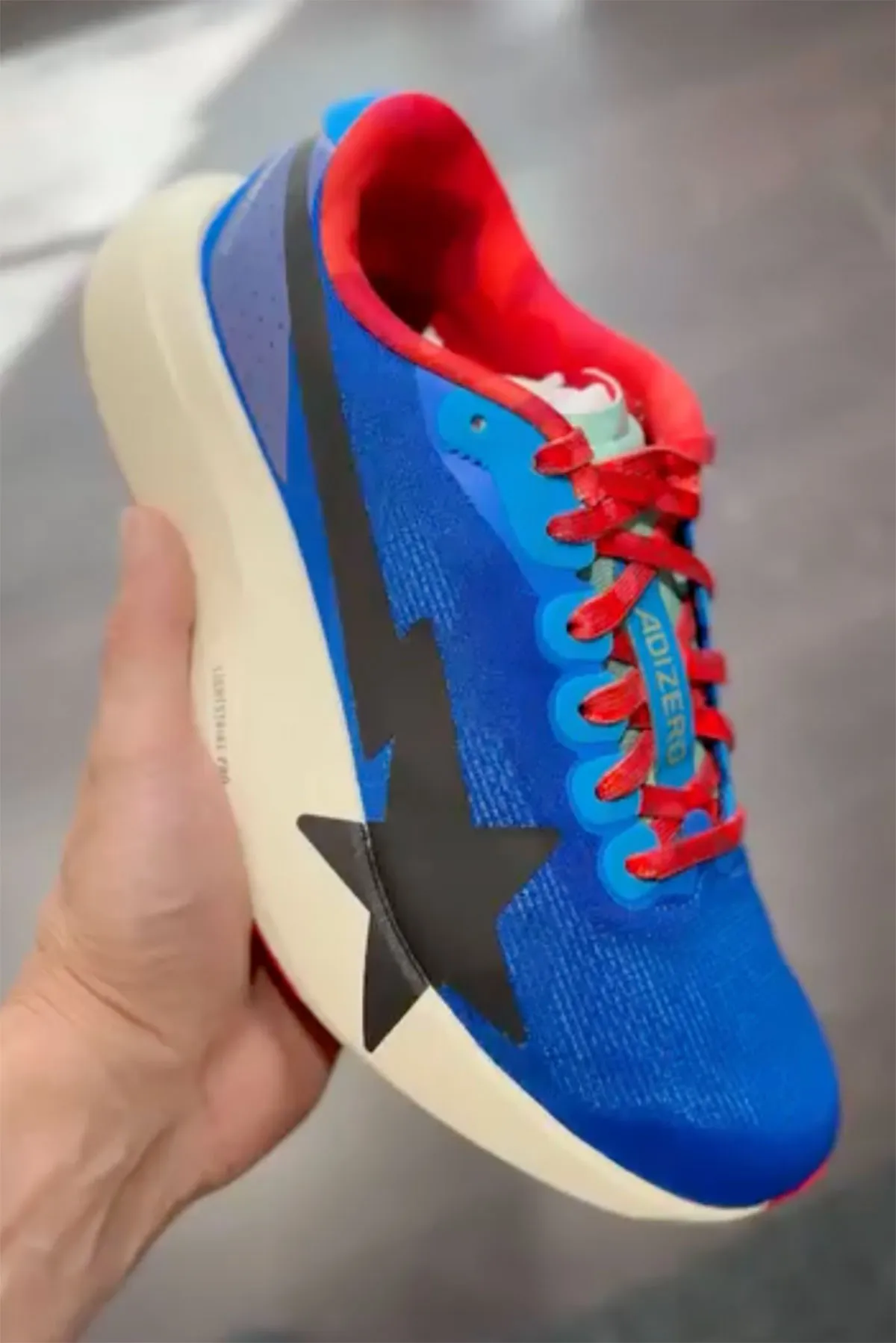 BAPE x adidas Adizero EVO SLに鮮烈な新色登場！左右非対称デザインが魅せる究極のコラボレーション
