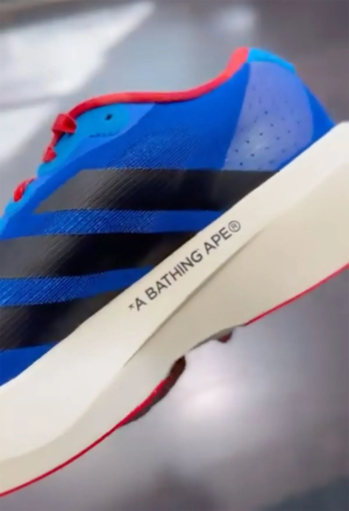 BAPE x adidas Adizero EVO SLに鮮烈な新色登場！左右非対称デザインが魅せる究極のコラボレーション