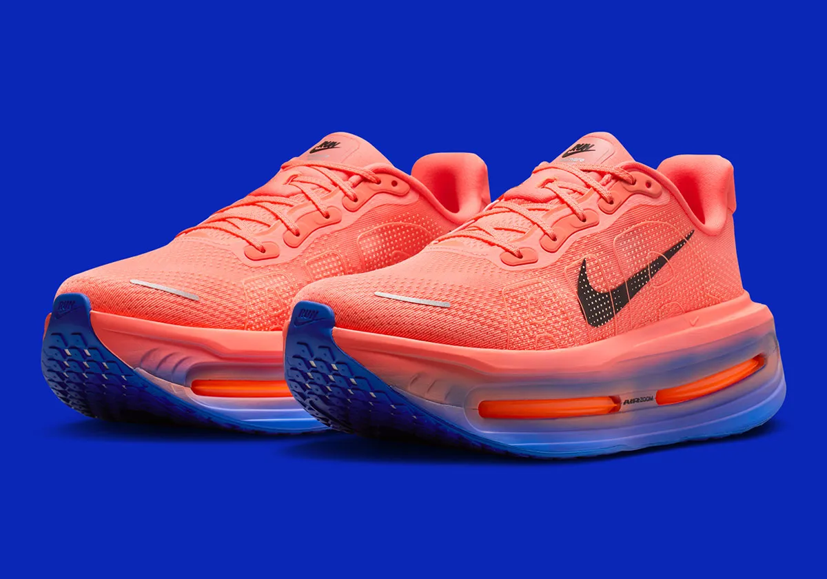ビビッドカラーが躍動！Nike Vomero Premiumに鮮烈な新色「クリムゾン/ブルー」が登場
