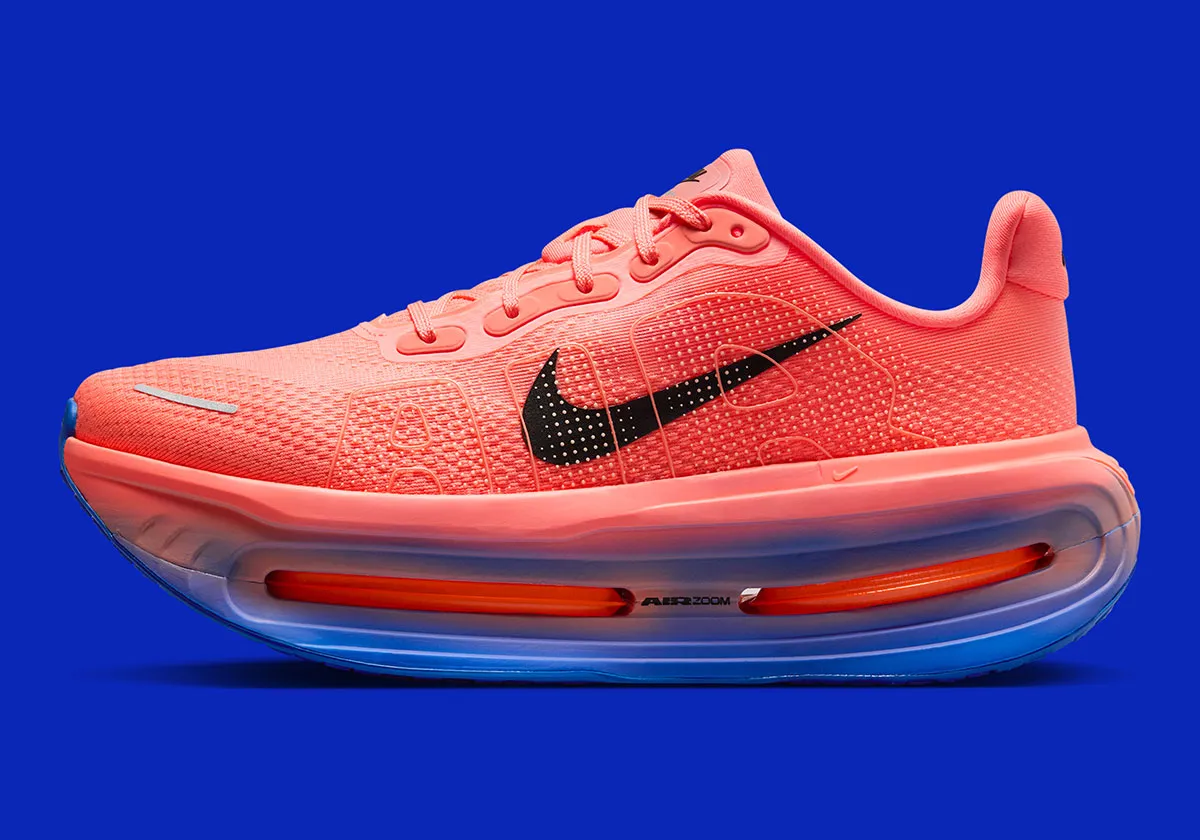 ビビッドカラーが躍動！Nike Vomero Premiumに鮮烈な新色「クリムゾン/ブルー」が登場