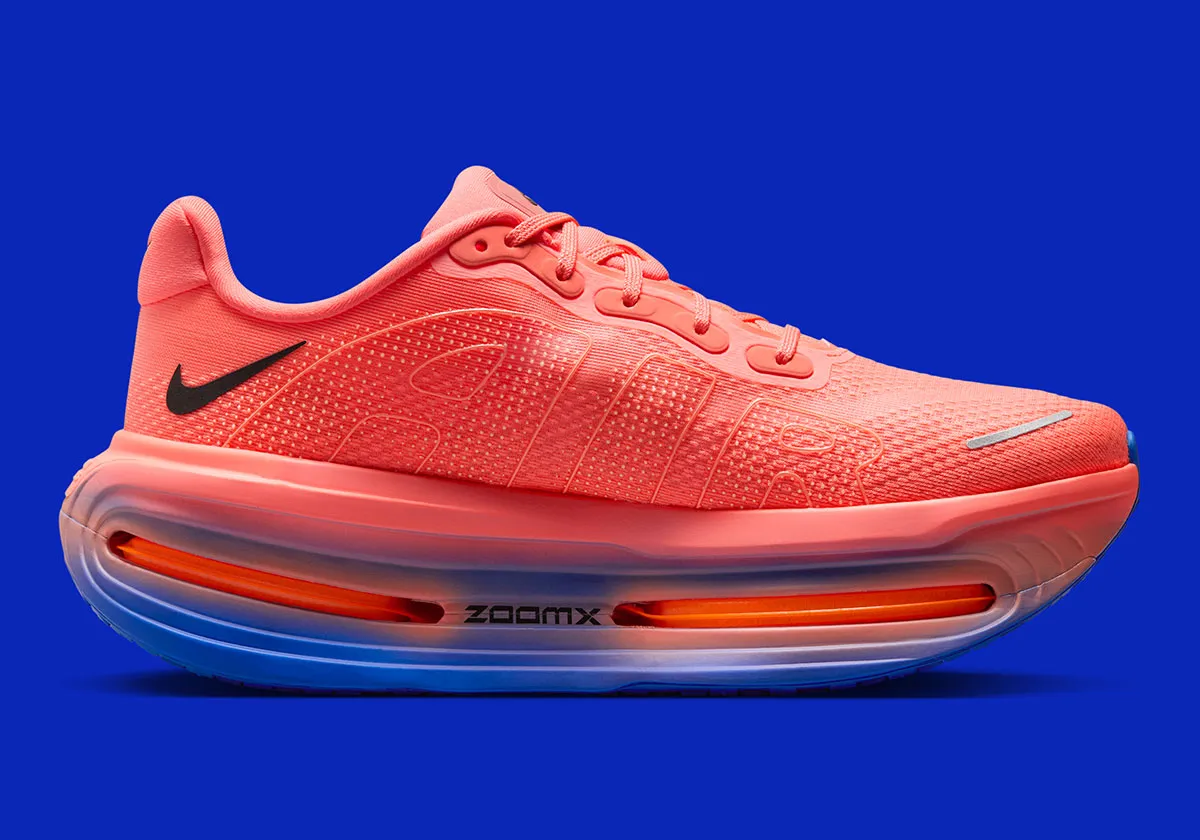 ビビッドカラーが躍動！Nike Vomero Premiumに鮮烈な新色「クリムゾン/ブルー」が登場