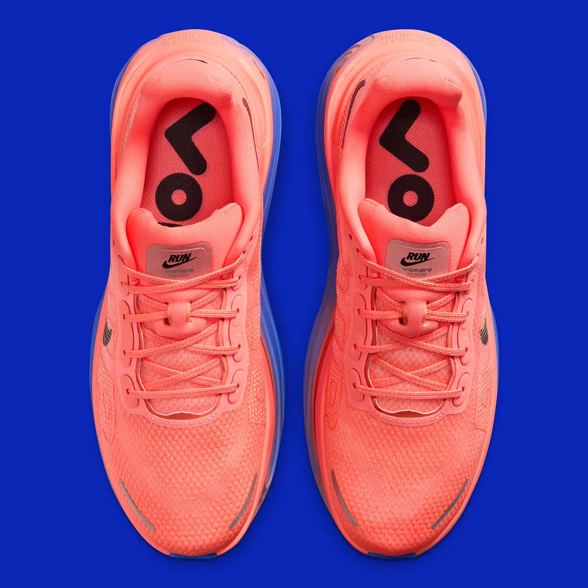 ビビッドカラーが躍動！Nike Vomero Premiumに鮮烈な新色「クリムゾン/ブルー」が登場