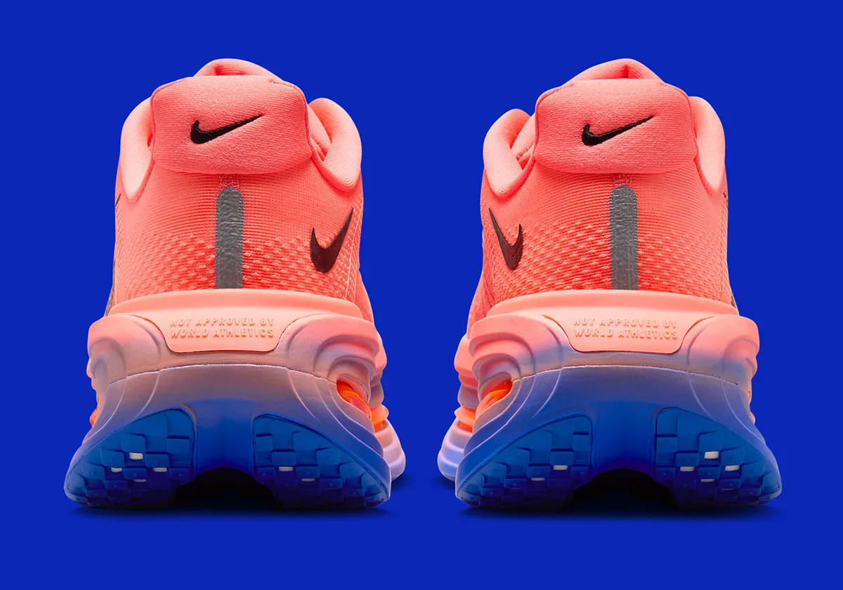 ビビッドカラーが躍動！Nike Vomero Premiumに鮮烈な新色「クリムゾン/ブルー」が登場