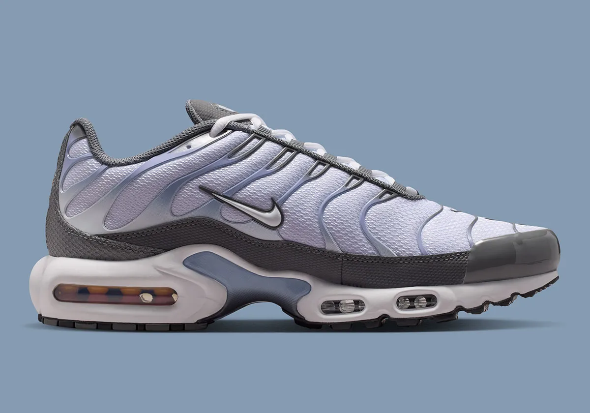 Nike Air Max Plusに新色「スモークグレー」登場！伝統と革新が織りなす魅惑の一足