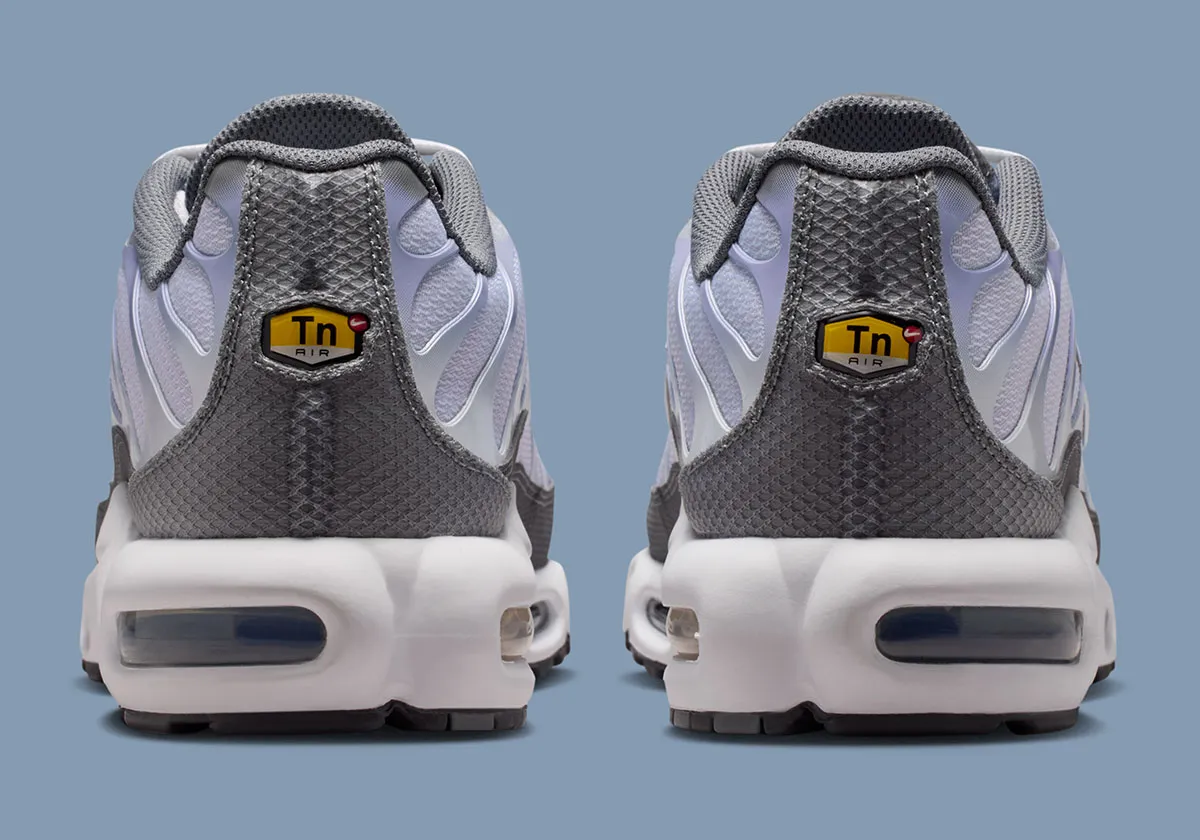 Nike Air Max Plusに新色「スモークグレー」登場！伝統と革新が織りなす魅惑の一足