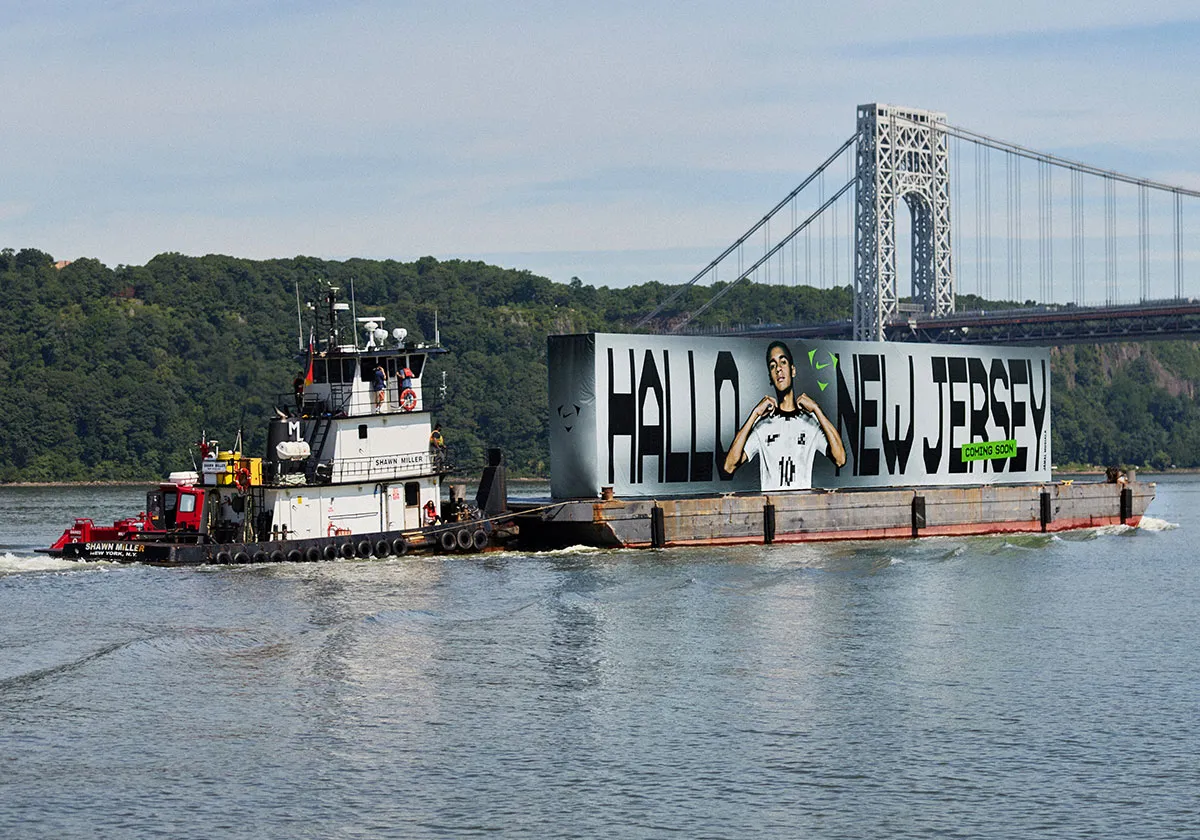 ナイキがドイツ代表新ユニフォームをサプライズ予告！ハドソン川に「Hallo New Jersey」巨大広告登場