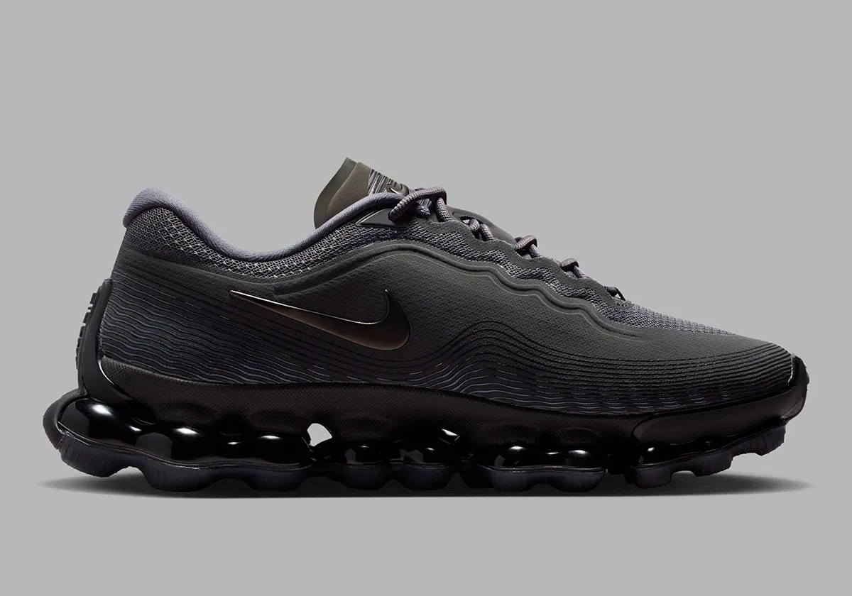 未来が波打つ！Nike Air Liquid Maxの新色「チームグレー」が登場