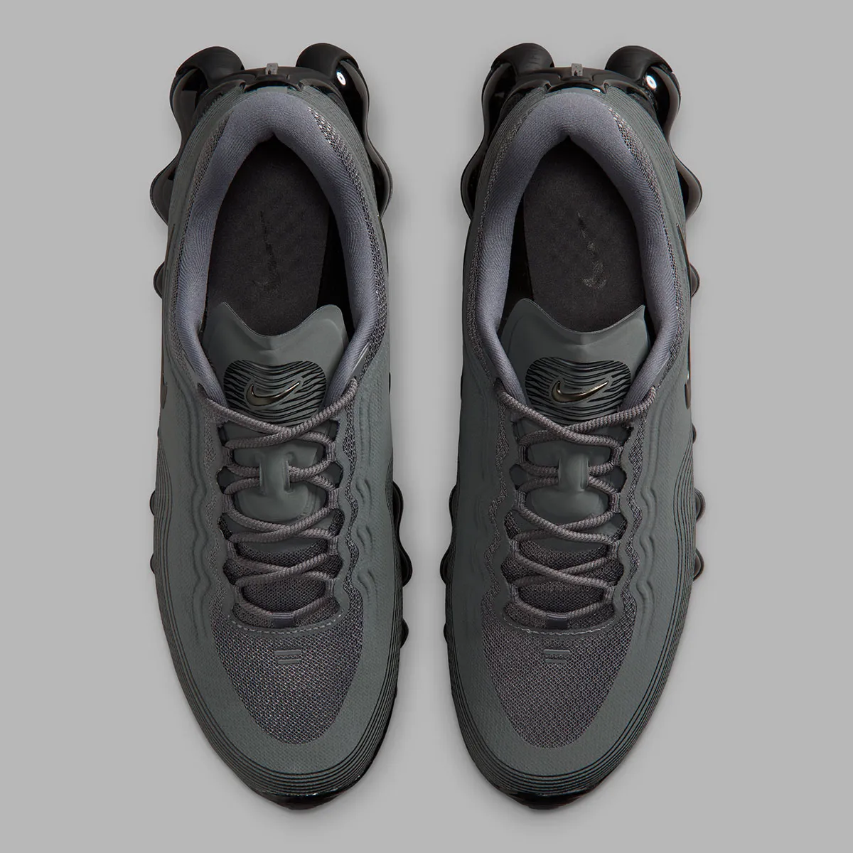 未来が波打つ！Nike Air Liquid Maxの新色「チームグレー」が登場