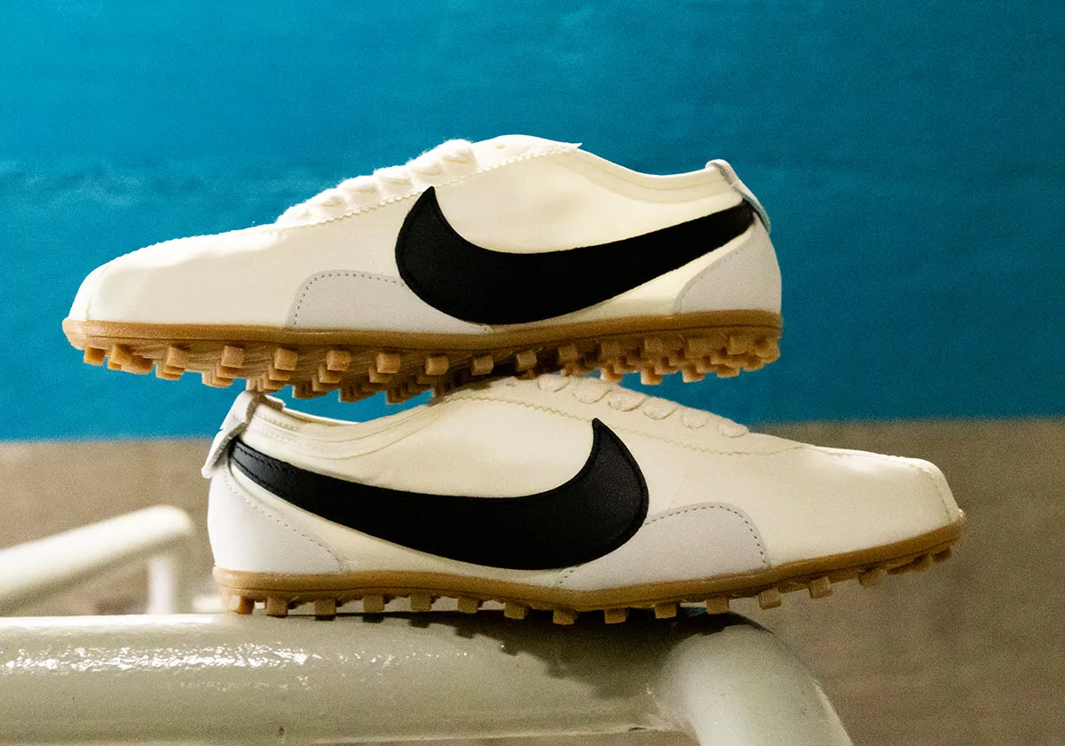 伝説のランニングシューズが現代に蘇る!Nike Moon Shoe "Sail/Black"、ヴィンテージ感溢れる一足が登場
